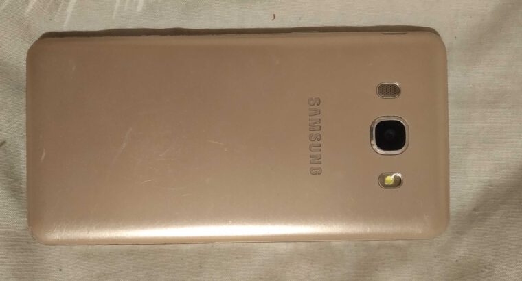 Samsung Galaxy j5(2016) met krasjes op scherm en hoesje.