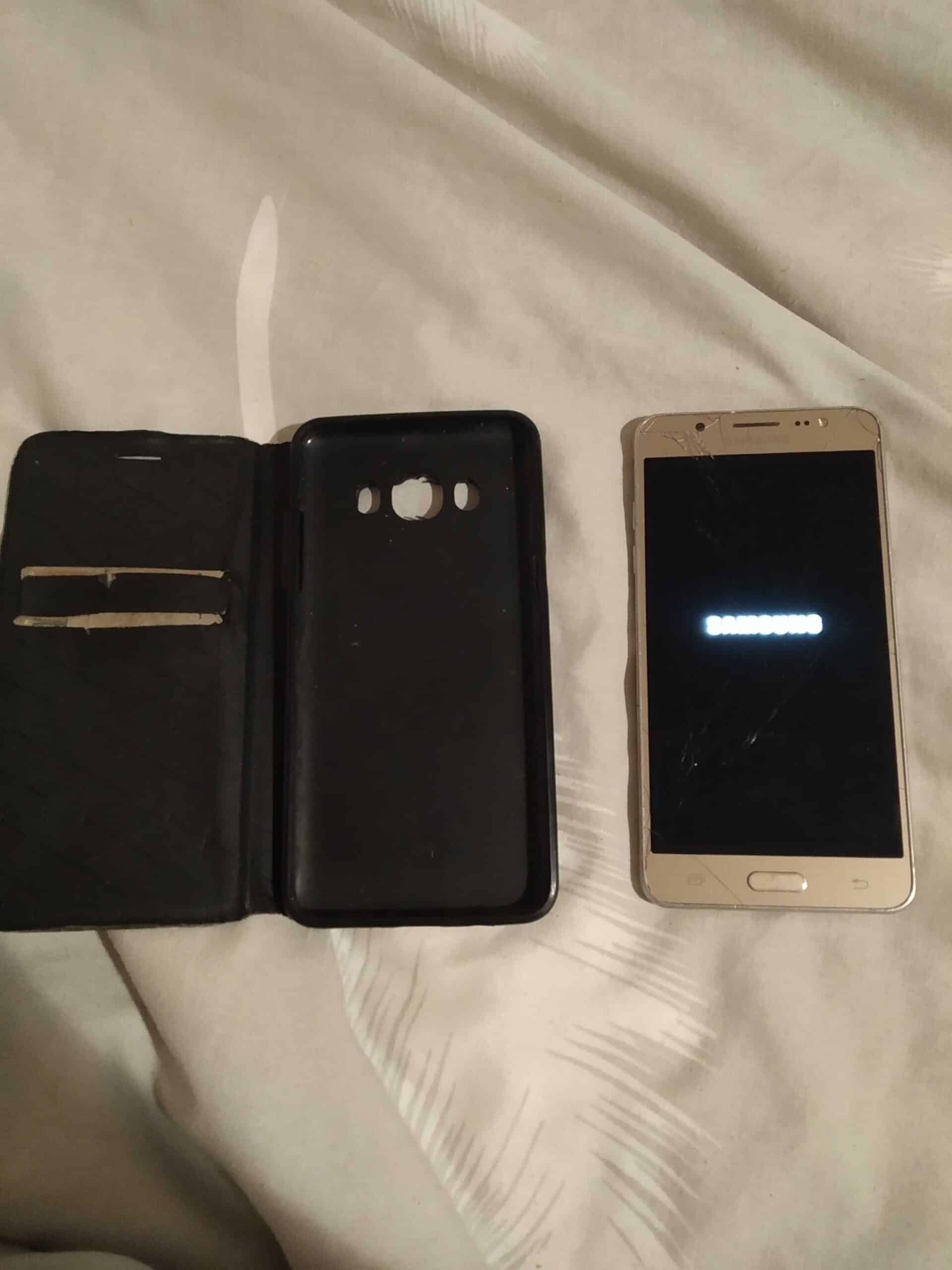 Samsung Galaxy j5(2016) met krasjes op scherm en hoesje.