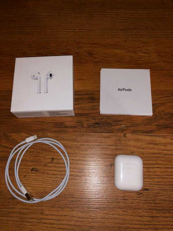 Apple AirPods (2)